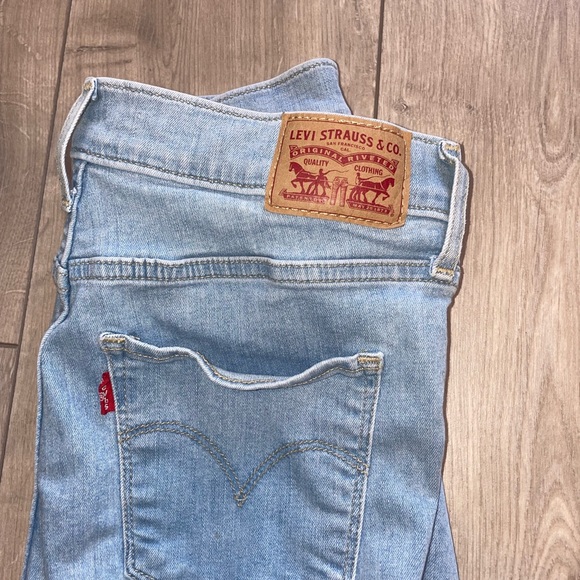 Levi Strauss light wash blue jeans - Picture 3 of 3